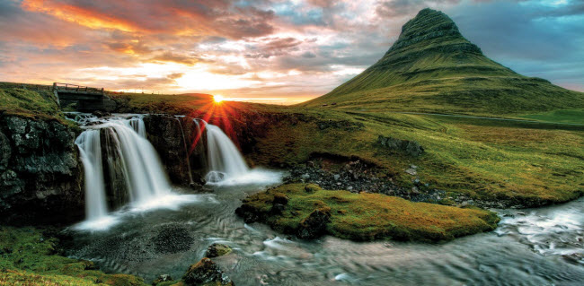 Kirkjufell, Iceland: Mặt trời lặn sau núi tại thị trấn nhỏ Grundarfjörður trên bán đảo Kirkjufell. Từ đây, du khách cũng có thể ngắm cảnh tượng ánh sáng bắc cực quang.