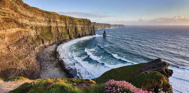 Vách núi Moher, Ireland: Vách núi này chạy dọc bờ biển với chiều dài 8km và cao 231m.