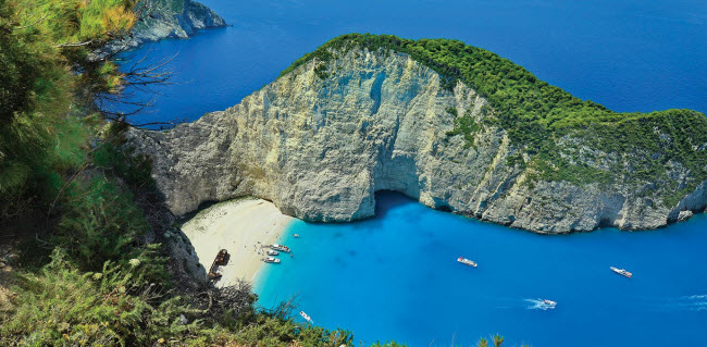 Bãi biển Navagio, Hi Lạp: Bãi biển này nằm tại vịnh hẻo lánh trên đảo Zakynthos. Biểu tượng của nơi này là xác tàu biển khổng lồ trên bãi cát.