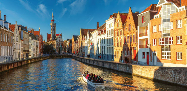 Bruges, Bỉ: Thành phố Bruges nổi tiếng với bia, sô-cô-la và phong cảnh đẹp.