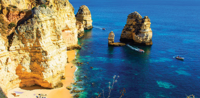 Praia da Marinha, Bồ Đào Nha: Du khách phải đi bộ để tới vịnh nhỏ này, nhưng đổi lại nơi đây giống như thiên đường thực sự.