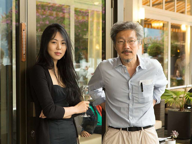 Kim Min Hee và đạo diễn Hong Sang Soo &#40;ảnh&#41; bị phản đối dữ dội vì chuyện tình ngoài luồng. Bất chấp dư luận, cặp đôi diễn viên - đạo diễn này vẫn công khai tình cảm.