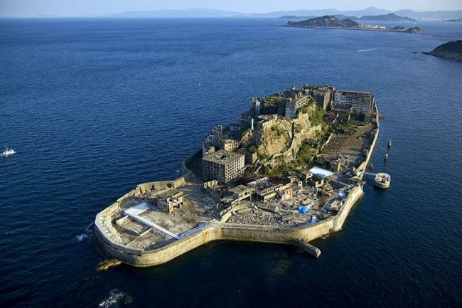 Đảo Gunkanjima, Nhật Bản: Tên thật của hòn đảo là Hashima, nhưng được đặt cho biệt danh Gunkanjima, có nghĩa là đảo chiến hạm. Hòn đảo có cư dân đầu tiên vào năm 1810 khi mỏ than được tìm thấy tại đây. Trong 50 năm sau đó, Hashima trở thành hòn đảo đông đúc nhất thế giới. Năm 1974, nguồn than cạn kiệt và người dân dần rời khỏi đảo.