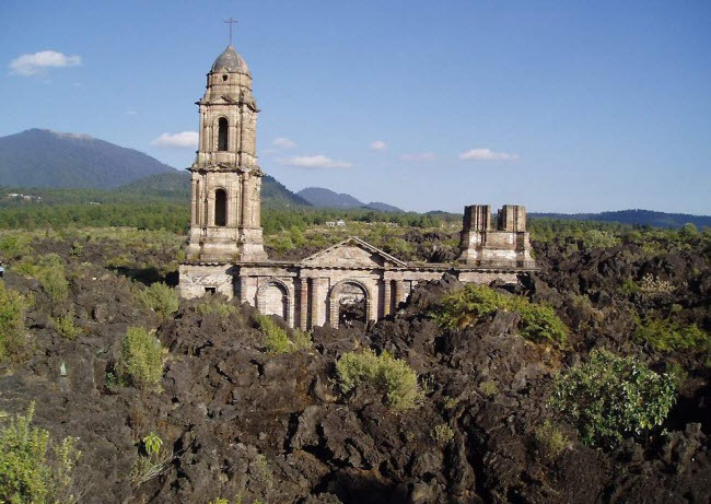 Nhà thờ San Juan Parangaricutiro, Mexico: Nhà thờ nằm tại ngôi làng cùng tên bị chôn vùi trong dung nham núi lửa năm 1944. Mặc dù vậy, bàn Lễ Thánh thể và tháp chuông của công trình vẫn còn nguyên vẹn. Ngày nay, cảnh tượng ở nơi này trông như trên hành tinh khác.