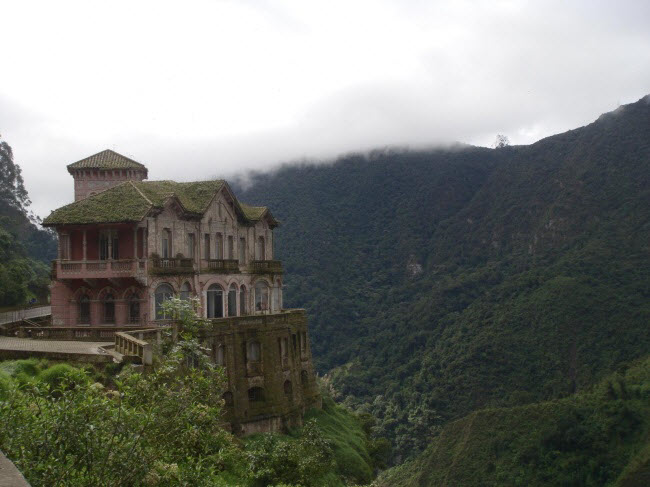 Khách sạn Hotel del Salto, Colombia: Vào năm 1924, khách sạn sang trọng tên Refugio El Salto được xây dựng tại thị trấn of San Antonio del Tequendama, nhưng nó sớm phải đóng cửa do nhiều khách tự tử tại đây. Hiện nay, khách sạn vẫn bỏ hoang do bị đồn có ma.