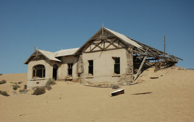 Thị trấn Kolmanskop, Namibia: Thị trấn hình thành khi các mỏ kim cương được tìm thấy tại đây. Nhưng địa điểm này trở nên hoang phế, sau khi cơn sốt tìm kim cương kết thúc. Trải qua nhiều năm, các công trình tại thị trấn dần bị chôn vùi trong cát sa mạc.