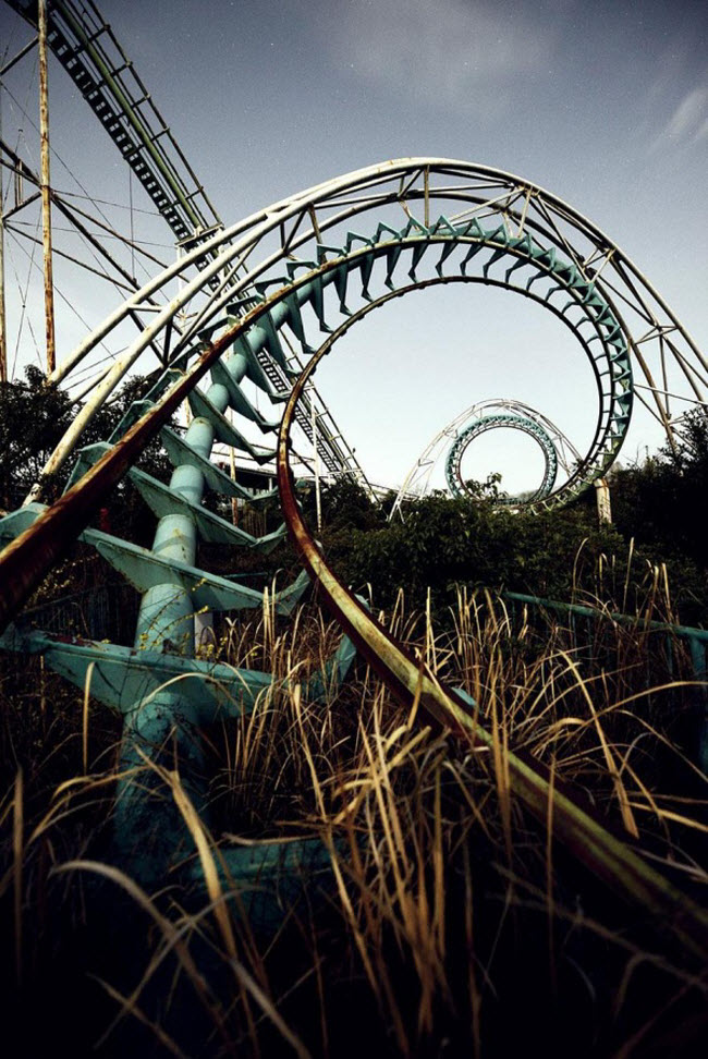 Công viên giải trí Nara Dreamland, Nhật Bản: Công viên được thành lập vào năm 1961, nhưng phải đóng cửa vào&nbsp;cuối những năm 1990 do thiếu vốn hoạt động. Hiện tại, công viên vẫn được bảo vệ nguyên vẹn nhưng không mở cửa đón khách.