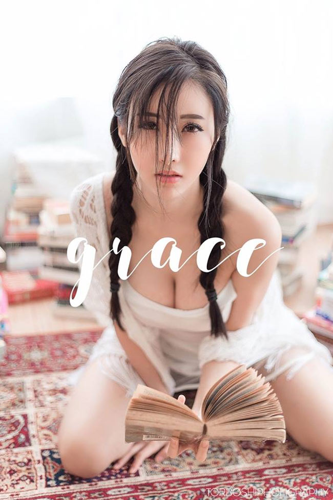 Jiradechworachon hướng theo phong cách sexy mà vẫn thanh lịch.