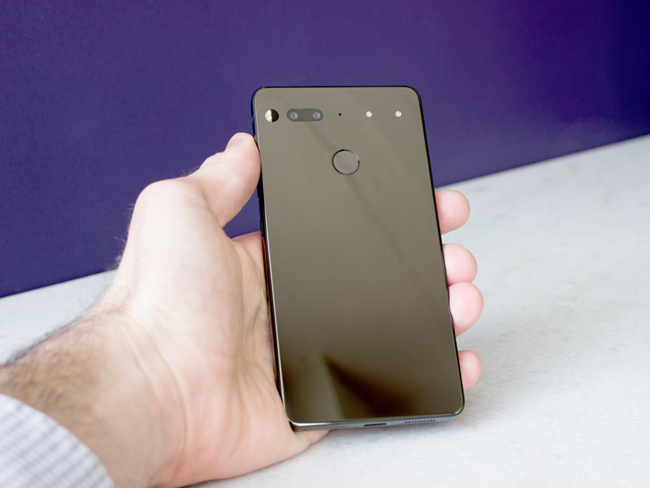 Essential Phone sở hữu thiết kế hào nhoáng, chắc chắn hơn nhiều lần kết cấu của các các mẫu iPhone hiên hành.