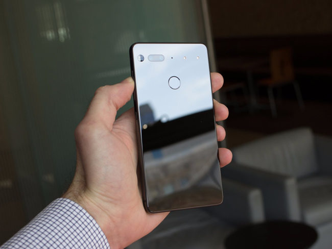 Vỏ của&nbsp;Essential Phone&nbsp;là một sự pha trộn tuyệt vời giữa Titan và gốm tạo thành một lớp vỏ siêu bền và đây cũng là smartphone có&nbsp;phần cứng mạnh nhất hiện nay cùng một hệ thống mô đun mới lạ.