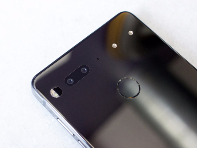 Theo Jason Keats, người đứng đầu bộ phận kiến ​​trúc sản phẩm của công ty, Essential Phone sẽ được sản xuất với số lượng có hạn. Ống nói:&nbsp;“Chúng tôi đã theo đuổi những công nghệ và phương pháp chế tạo khác biệt không phải với mục tiêu bán ra 50 triệu thiết bị. Trong khi các công ty như Apple buộc phải chọn vật liệu và chiến lược có quy mô tốt cho 50 triệu thiết bị trong một quý, Essential không cần phải bán được số lượng tương đương.

Điều này có nghĩa là nó có thể sử dụng các công nghệ có sẵn cho việc sản xuất với quy mô nhỏ hơn. Các công ty như Apple sẽ buộc phải từ chối những công ty này vì họ cần các tiện ích nổi bật và hào nhoáng nhưng Essential không cần điều này”.