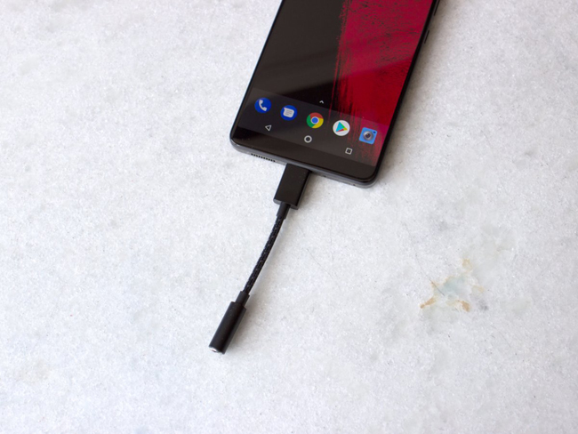 Điều đó có nghĩa:&nbsp;Essential Phone&nbsp;&nbsp;là một chiếc điện thoại đặc biệt. Nó sang trọng theo cách của những chiếc đồng hồ Thụy Sỹ chứ không phải là một thứ hàng hóa thông thường.