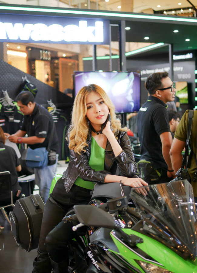 Chế ngự trên siêu xe Kawasaki.