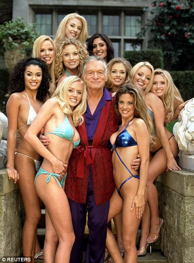 Vây quanh ông Hugh Hefner luôn có hàng chục chân dài nóng bỏng. Ông từng tự nhận bản thân đã qua lại với cả nghìn phụ nữ. Tuy nhiên, không phải chân dài nào cũng được thừa hưởng tài sản từ ông. Sau khi Hugh Hefner qua đời, ngoài hai bà vợ đầu, tài sản của ông được chia cho bốn đứa con, một phần dành cho Đại học Nam California và hàng loạt tổ chức từ thiện khác.