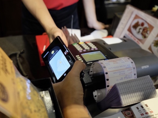 Công nghệ “quẹt” smartphone sẽ “lay động” thói quen dùng tiền mặt?