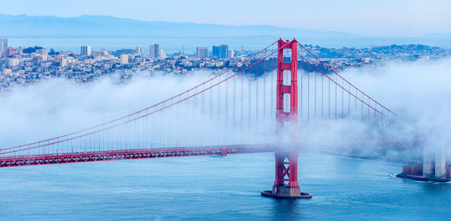 San Francisco, California, Mỹ: Tới thành phố này, du khách có cơ hội chiêm ngưỡng khung cảnh cầu Cổng Vàng nổi bật trên biển sương mù lúc sáng sớm.