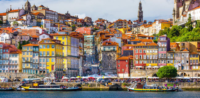 Porto, Bồ Đào Nha: Thành phố ở miền bắc Bồ Đào Nha có phong cảnh như trong chuyện cổ tích. Các ngôi nhà nhiều màu sắc nổi dọc đường phố lát đá cuội nhìn xuống sông Douro là điểm đến hấp dẫn nhất.