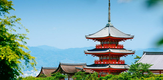 Kyoto, Nhật Bản: Cố đô của Nhật Bản nổi tiếng với những ngôi nhà cổ machiya được làm bằng gỗ, các ngôi chùa vàng và rừng tre.