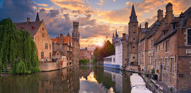 Bruges, Bỉ: Thị trấn từ thời Trung cổ nổi tiếng với sô-cô-la, bia và các công trình kiến trúc cổ kính.