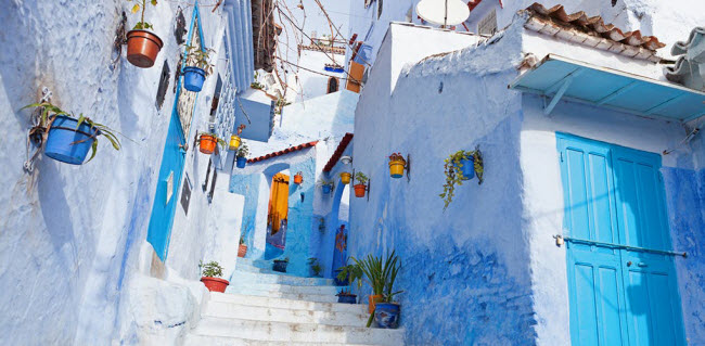 Chefchaouen, Ma-rốc: Tới thành phố Chefchaouen, du khách như lạc vào thế giới cổ tích với những ngôi nhà tường trắng và cửa xanh đặc trưng.