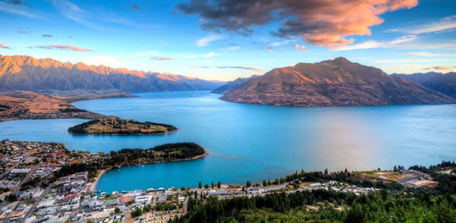 Queenstown, New Zealand: Thành phố này hấp dẫn du khách quanh năm, với hoạt động chèo thuyền trên hồ Wakatipu vào mùa hè và trượt tuyết vào mùa đông.