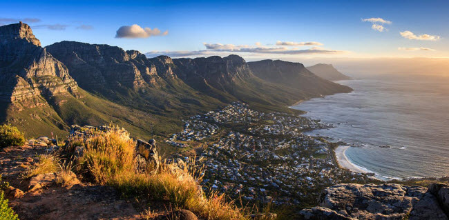 Cape Town, Nam Phi: Mẹ thiên nhiên đã ban cho thành phố này phong cảnh tuyệt khi nhìn từ đỉnh núi Bàn.