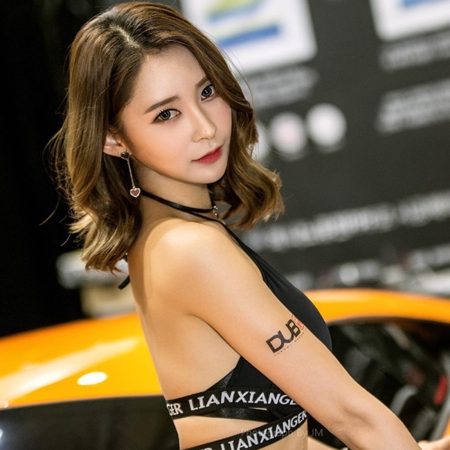 Seo Han Bit được mệnh danh là &#34;nữ thần motor show&#34; xứ củ sâm vì vẻ ngoài quyến rũ và thường xuyên được các show motor ưu ái mời làm mẫu.