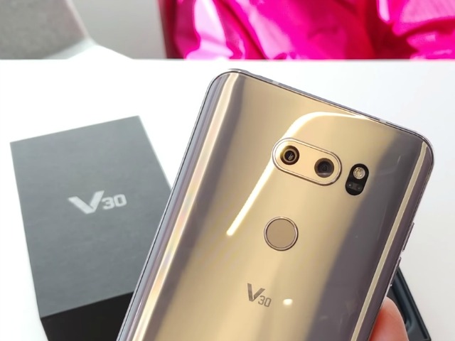 Video: Mở hộp LG V30 hỗ trợ quay video 4K cực ”chất”