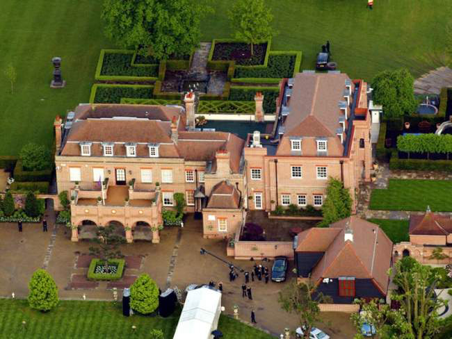 2. Nhà cũ của David Beckham (449 tỷ đồng). Tòa biệt thự này được Beckham mua vào năm 1999 sau khi kết hôn với Victoria, và đặt tên nó là Beckingham Palace. 
