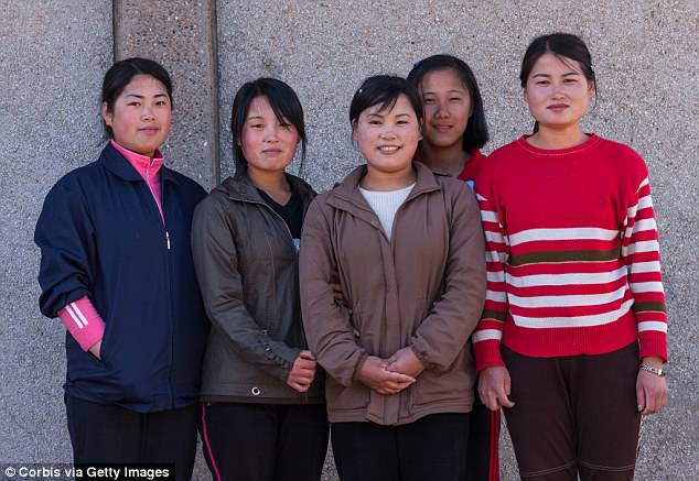 Triều Tiên cấm phụ nữ mặc váy ngắn, tất lưới? - 1