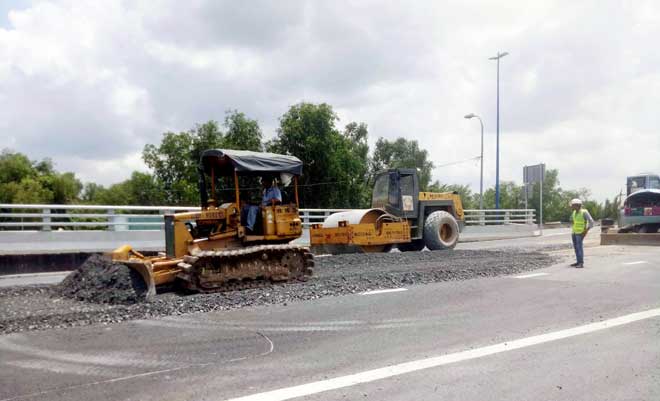 2 ngày sau thông xe cầu vượt trăm tỷ, lại rầm rộ “dàn quân” xử lý đường bị trồi lún - 5