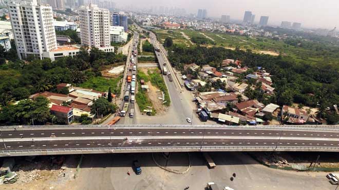 2 ngày sau thông xe cầu vượt trăm tỷ, lại rầm rộ “dàn quân” xử lý đường bị trồi lún - 1