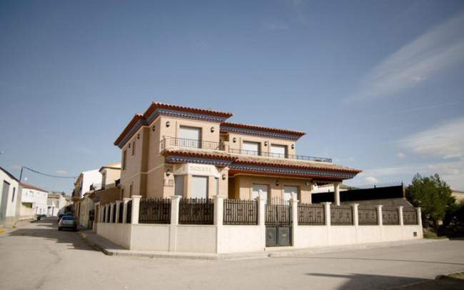 9. Nhà của Andres Iniesta (103 tỷ đồng). Ngôi sao Barcelona sở hữu ngôi nhà có mặt tiền được đắp nổi tên, số áo và huy hiệu của đội bóng.
