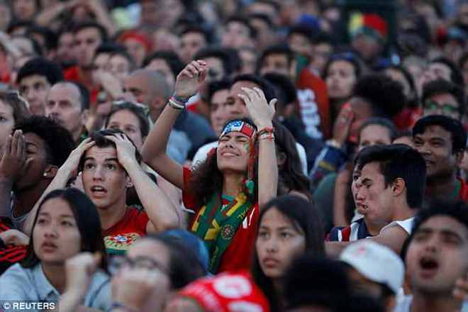 Ấn tượng World Cup 1/7: Fan nữ nhòe lệ thương Messi, Ronaldo - 7