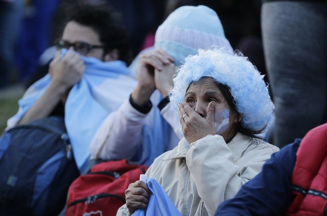 Ấn tượng World Cup 1/7: Fan nữ nhòe lệ thương Messi, Ronaldo - 4