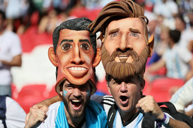 Ấn tượng World Cup 1/7: Fan nữ nhòe lệ thương Messi, Ronaldo - 2