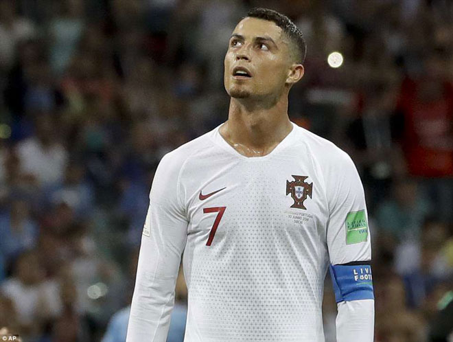 Bồ Đào Nha thảm bại: Ronaldo &#34;thất thần&#34; rời World Cup, lập lờ tương lai - 1
