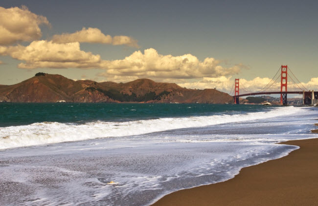 Baker Beach, Mỹ: Nằm ngay cạnh cầu Cổng vàng ở thành phố San Francisco, bãi biển Baker Beach cho phép du khách thoải mái khỏa thân đi dạo dọc bãi cát tuyệt đẹp.