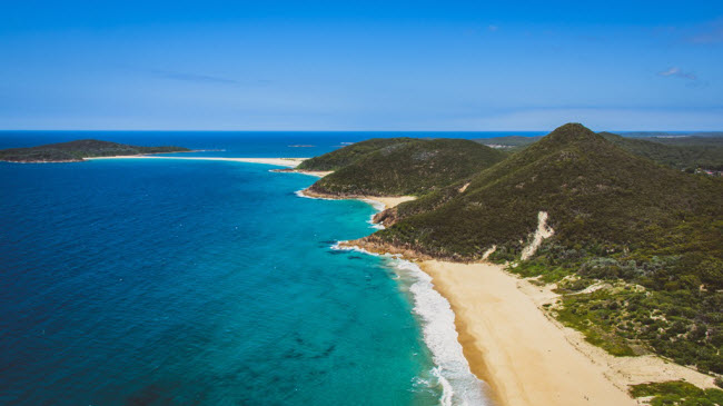 Samurai Beach, Australia: Cách thành phố Sydney vài giờ di chuyển bằng ô tô, bãi biển Samurai Beach là thiên đường dành cho những du khách thích khỏa thân. Bạn có thể tham gia các hoạt động thi vác bao cát, bóng chuyền và vẽ cơ thể.