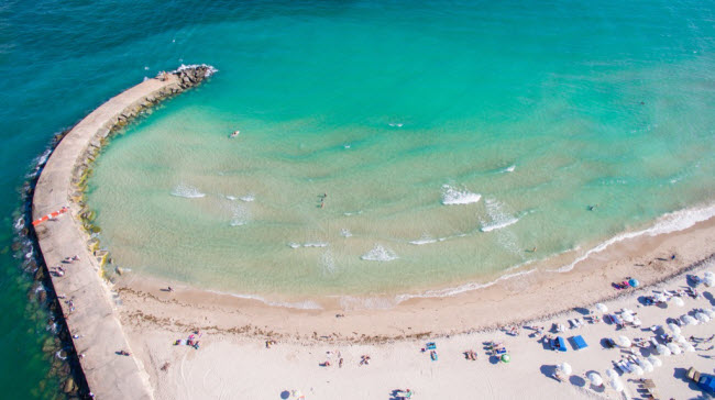 Haulover Beach, Mỹ: Đây là bãi biển khỏa thân chính thức duy nhất tại thành phố Miami. Ngoài tắm biển, du khách có thể giải trí trên sân golf 9 lỗ ngay sát bãi biển.