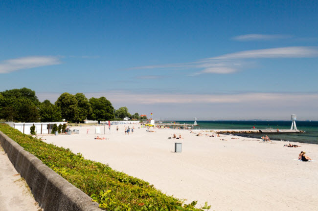 Bellevue Beach, Đan Mạch: Tại bãi biển  này, du khách có thể lựa chọn khu tắm ngực trần đến khu tắm khỏa thân hoàn toàn.