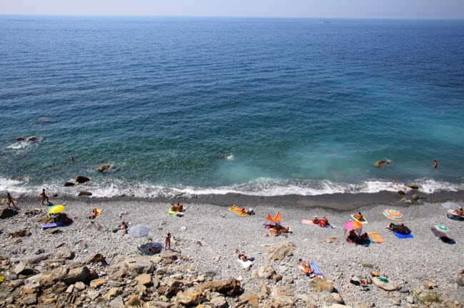 Spiaggia di Guvano, Italia: Bãi biển khỏa thân này nằm ở vị trí hẻo lánh cách xa thành phố Cinque Terre. Để tới được đây, du khách phải đi bộ dọc sườn vách núi dựng đứng.