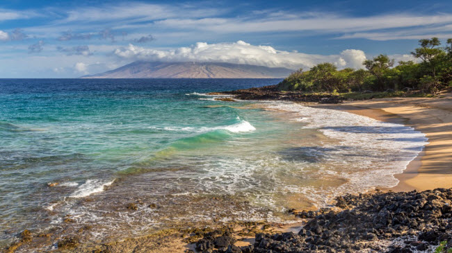 Little Beach, Mỹ: Khỏa thân bị coi là bất hợp pháp ở Hawaii, nhưng du khách vẫn có thể cởi bỏ hết quần áo trên bãi biển Little Beach mà không hề bị cảnh sát địa phương hỏi thăm.