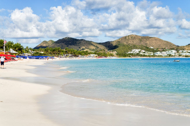 Orient Bay Beach, Saint Martin: Vào năm 2017, trận bão Irma đã phá hủy nghiêm trọng khu vực xung quanh bãi biển Orient Bay Beach. Nhiều cửa hàng, nhà hàng và khách sạn hiện vẫn đang được sửa chữa, nhưng bãi biển ở đây vẫn giữ được vẻ đẹp nguyên vẹn.