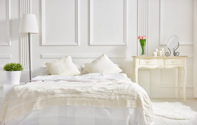 Sử dụng phụ kiện màu trắng: Bạn nên trang trí phòng ngủ bằng những đồ màu trắng vào mùa hè. Bởi vì gam màu trắng ít hấp thụ nhiệt hơn so với màu đen.