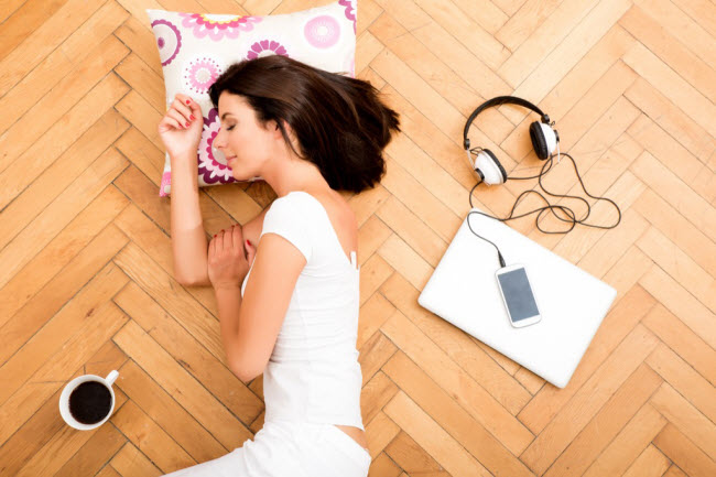 Ngủ dưới sàn: Nếu nhiệt độ ngoài trời tăng cao, lựa chọn ngủ dưới sàn sẽ giúp bạn cảm thấy mát hơn trên giường. Ngoài ra, việc ngủ dưới sàn cũng cải thiện giấc ngủ đáng kể.