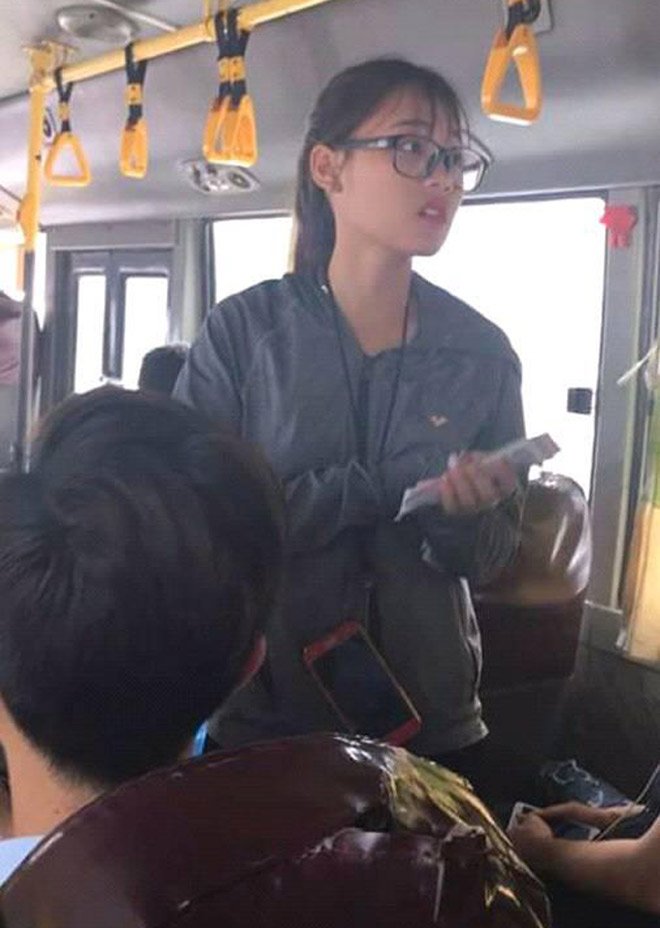 Nữ phụ xe buýt Hà Nội khiến dân mạng ngẩn ngơ vì quá xinh đẹp - 1