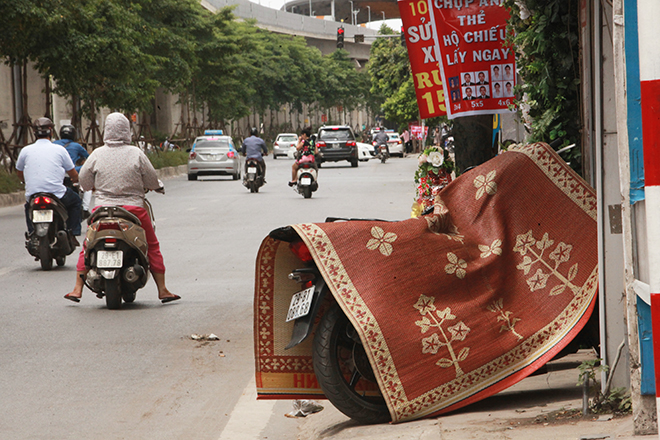 Người Hà Nội vật vã &#34;săn&#34; bóng râm trốn &#34;chảo lửa&#34; - 17