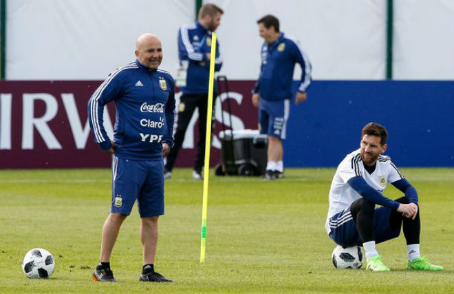 NÓNG: Argentina - Messi ôm hận World Cup, &#34;tội đồ&#34; Sampaoli xin từ chức - 1