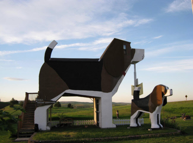 Dog Bark Park, Mỹ: Khách sạn có hình dạng giống chó khổng lồ ở thành phố Cottonwood, bang Idaho, mang lại cho du khách trải nghiệm hoàn toàn khác lạ khi nghỉ tại đây.